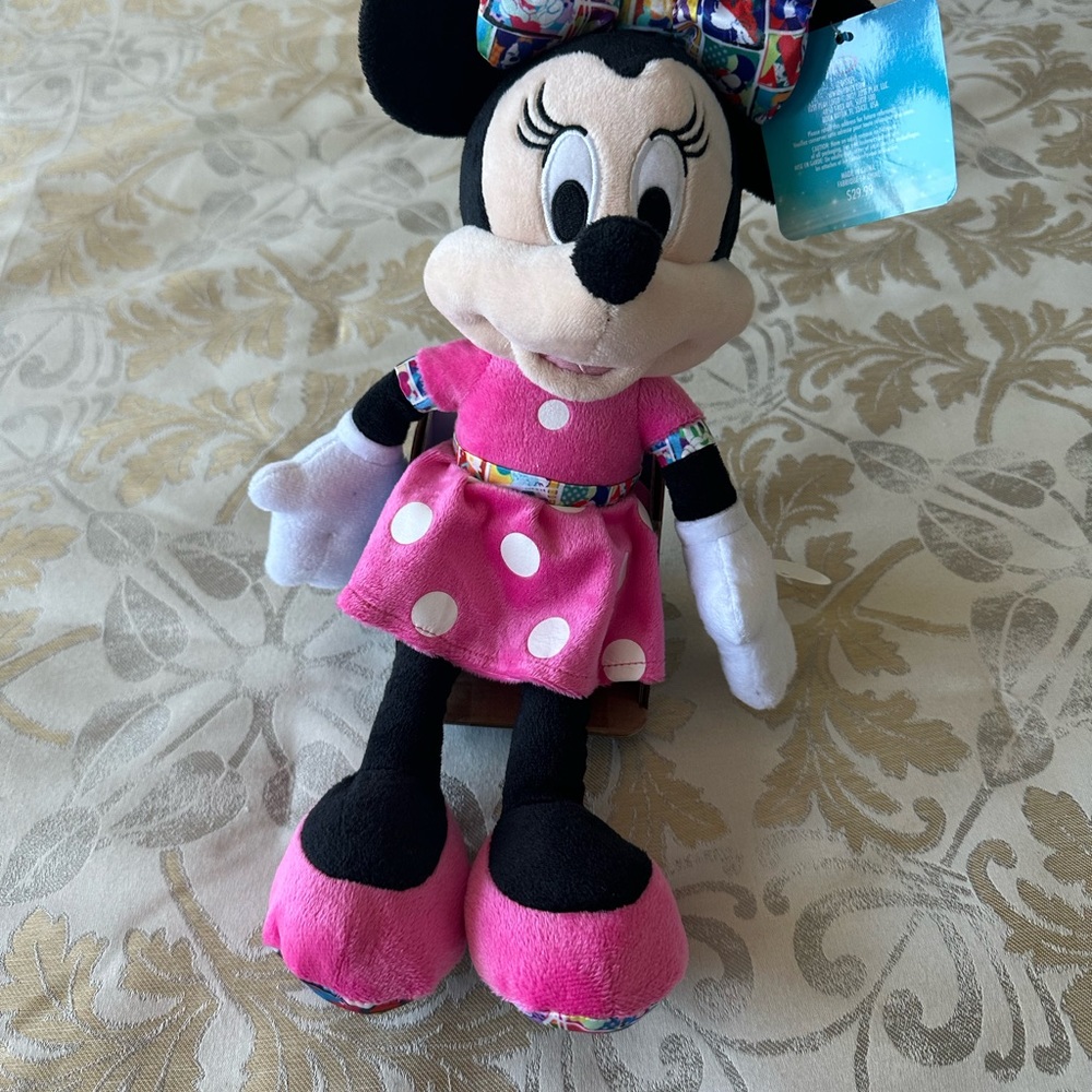 Minnie Mouse - Picture 3 of 5